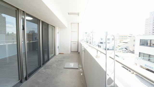 南西向きワイドバルコニー　角部屋で陽当り、眺望も良好