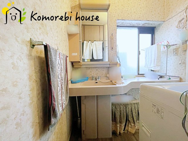独立洗面台、小物を置くことができて便利です