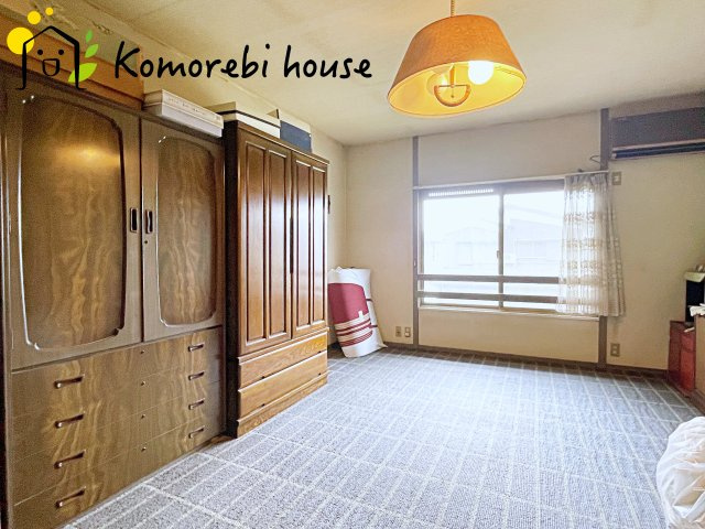 広くて明るい寝室
