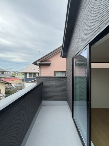 バルコニーは2ヶ所あり、1つはホールから出入り可能なため他の家族に気遣うことなく洗濯物を干せますよ◎