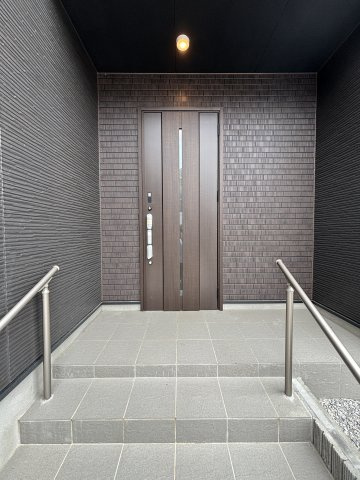 玄関に手すりが付いていて、お子様も安心◎