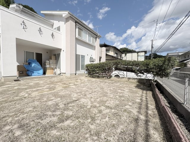 建物前にはゆとりのある庭スペースが広がり、戸建住宅ならではの開放感を感じられます。ガーデニングや家庭菜園、お子様の屋外遊びなど、ライフスタイルに合わせてさまざまな活用が考えられる空間となっています。