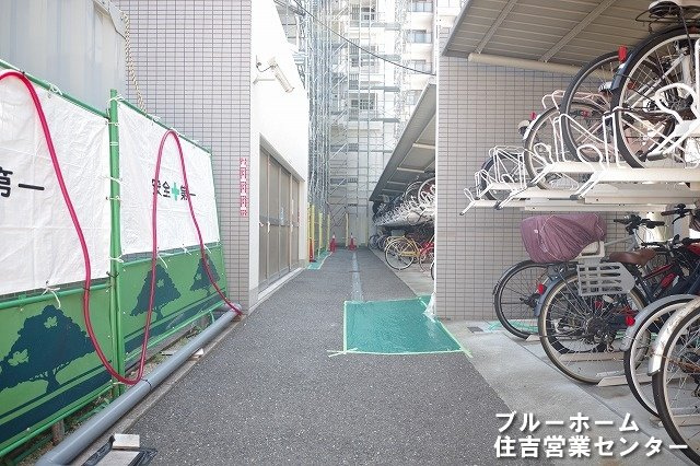 屋根付きの駐輪場です！