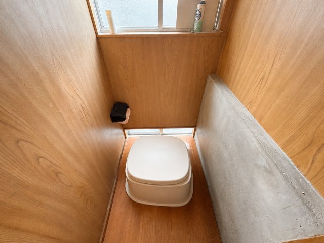 自然換気が可能な窓を備えた、独立した個室の洋式トイレ
