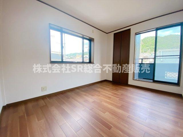 落ち着いて過ごせるお部屋なので、寝室にいかがでしょうか