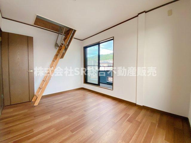 大きな窓が2面にあり、とても明るいお部屋です！