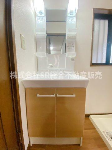 独立洗面台、小物を置くことができて便利です