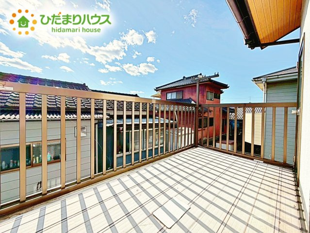 日当たりの良いバルコニーではお布団もふかふかに乾かせます