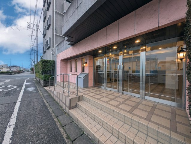 【Entrance　Design】　◆玄関◆出入りのたびに気持ちが整うような落ち着きある玄関空間。シンプルな構成で使いやすく、住まい全体の印象をやわらかく引き立てます。