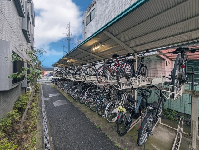 【Bicycle　parking】　◆駐輪場◆を敷地内に設置。自転車の保管を適切に管理し、日々の移動に快適さと安心をもたらします。