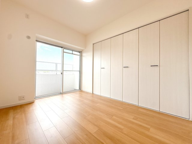 5帖の北東洋室になります♪