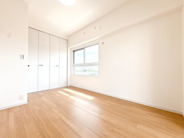 5.5帖の北西洋室になります♪