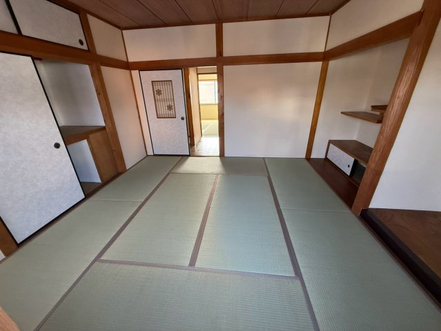 畳の上でゆっくりとくつろげる和室です