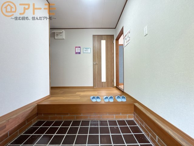 靴の脱ぎ履きのしやすい段差の低い玄関です♪