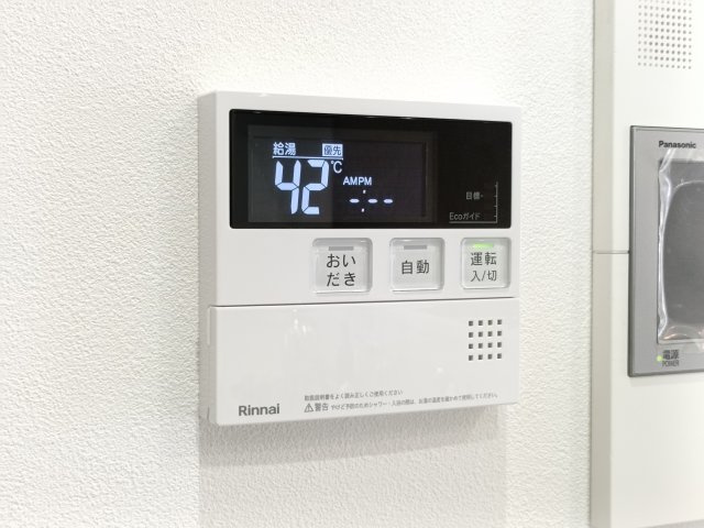 【給湯パネル】　いつでもすぐに温かいお風呂をお楽しみいただけます。