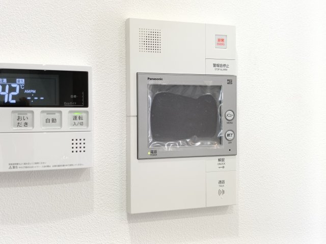 【TVモニター付きインターフォン】　来訪者を確認できるＴＶモニター付インターホンでセキュリティ面にも配慮。あると安心感があります。