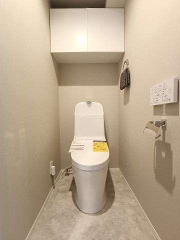 【トイレ】　洗浄機能付きトイレ。上部には収納付で、トイレットペーパー等、買い置きもしやすそうです。