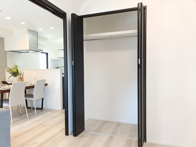 【洋室約5.3帖　収納】　全てのお部屋に収納を備え、空間を広くお使いいただけます。