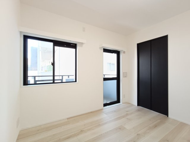 【洋室約5.8帖】　広々とした洋室。主寝室や子ども部屋にいかがでしょうか？