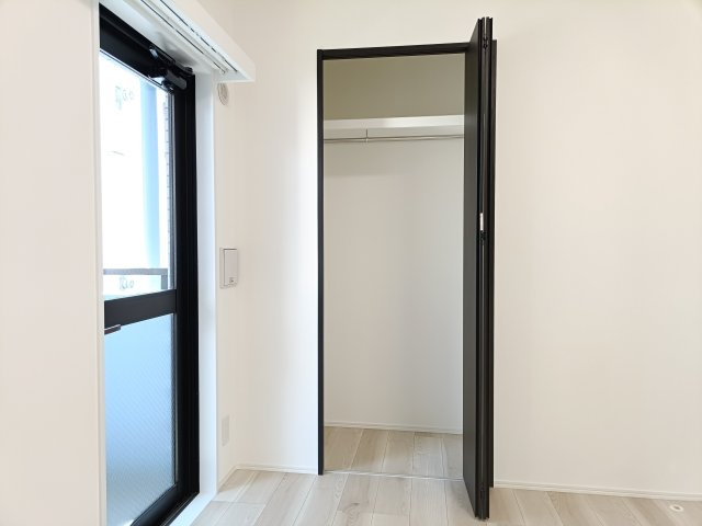 【洋室約5.8帖　収納】　収納も備わり、暮らしやすい空間がデザインされています。