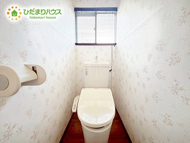小窓があるため明るく換気も快適、省エネ、お掃除ラクラク仕様のウォシュレット！