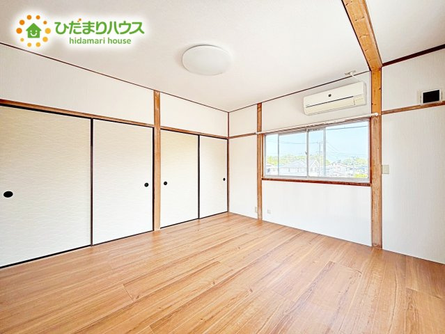 主寝室は広々していて安らげる空間に。大きな窓から光が差し込み、朝の目覚めも良さそう♪