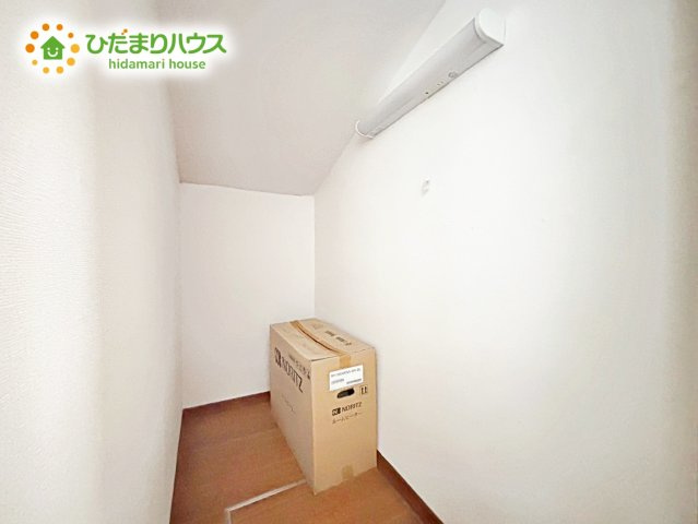 便利な廊下収納があるので掃除機や買いだめする洗面所用品はもちろん、箱買いしたペットボトルまでしまえます(^^)