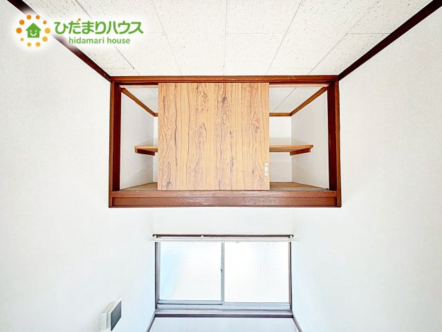 階段上にも収納がついており、ちょっとした物を片付けるのに便利です！