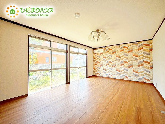 大きな窓から差し込む光でいっぱいのリビング　休日もつい家にいる時間が長くなりそうです
