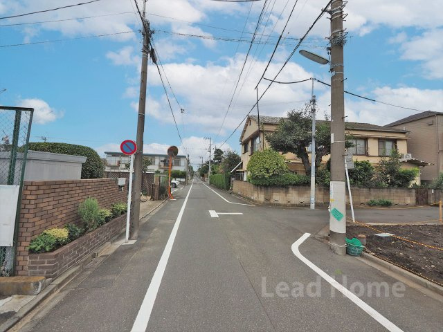 見通しが良く綺麗に舗装された前面道路です！お子様の毎日の通学やベビーカーでのお散歩も安心ですね♪