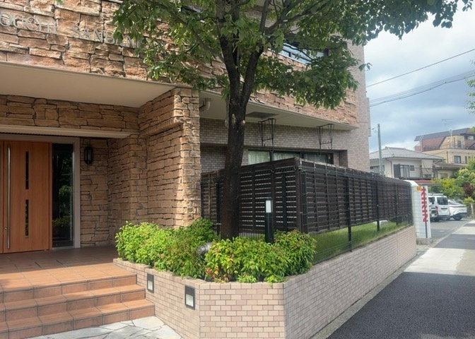 物件によっては、入居者が個人的に使用できる専用庭がついているものもあります。また、住宅の中にある土間の部分を庭と呼ぶこともあります。庭の用途は住む人によって変わり、それによってデザインもさまざまです。