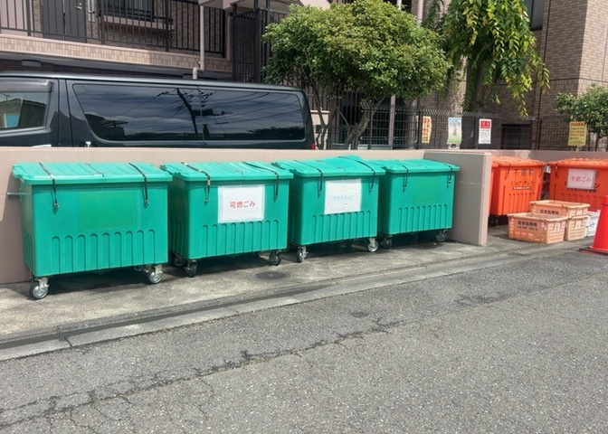 共有部分は、住民なら誰もが使える設備のこと。例えば駐車場やエレベーター、インターネット設備、セキュリティ設備などがあります。他にも、マンションの廊下・外部階段やエントランス・ゴミ置き場などがあります。