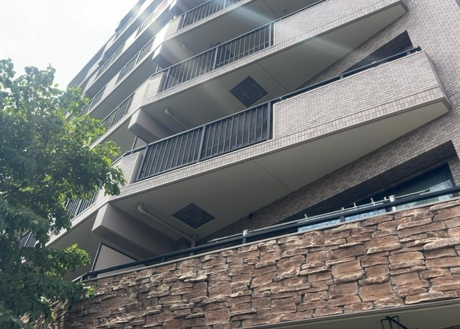 ＲＣ造、Reinforced　Concreteは直訳すると補強されたコンクリートです。主に柱や梁・床・壁が鉄筋とコンクリートで構成おり、鉄筋を組んだ型枠にコンクリートを流し込んで固めたものを指します。