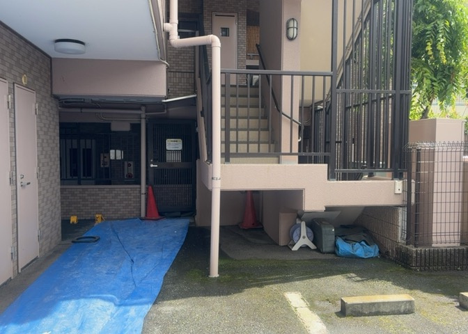 共用部分は、一棟の建物に住む区分所有者全員が共同で所有するとし、共用部分の管理、補修などは、区分所有者で形成される管理組合が行います。個人の判断で勝手に変更することはできませんので覚えておきましょう。