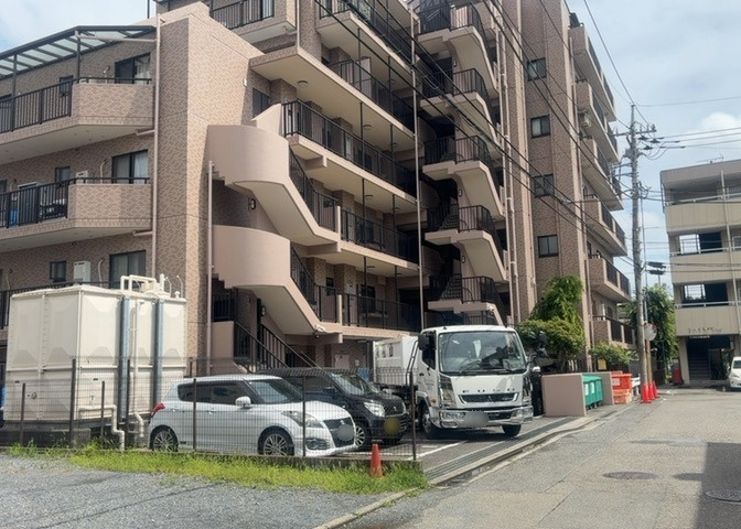外観はマンション管理がされているかの目安になります。築年数が古いと、壁面は劣化してひび割れが生じることも！建物が古びていても細かいところが修繕されていると、きちんと管理されているなぁと感じるでしょう。