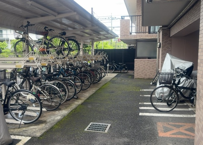 車一台あたりに必要なスペースは、標準サイズの普通自動車で横幅2m50cm、長さ5mは必要になります。ただし、乗降のことも考慮して横幅3m30cm、長さ5m50cmほどは確保できるところを選びましょう。