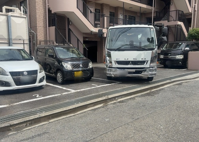 駐車場と明記されていても、最小スペースでつくられた駐車場だと大型車は駐車できなかったり、出入りしにくくなったりする可能性があります。お車のサイズと購入したい物件の駐車場のサイズを現地で確認しましょう。