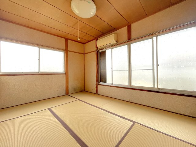 陽の光がたくさん入る明るい2階和室