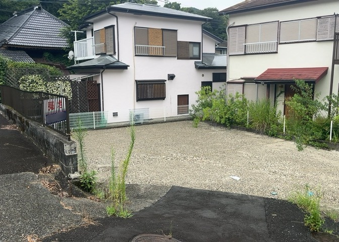 土地の形が極端に長細かったり、狭小地、あるいは道路との高低差がある傾斜地だった場合、後々売ろうとしても買い手がつかない場合もあります。後々、売却することになった時に価値の下がらない土地を選びましょう。
