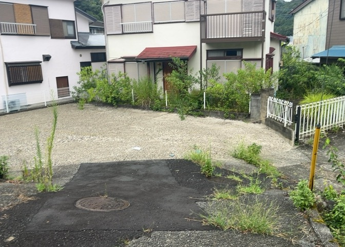 土地の面積＝住宅面積ではありません。建ぺい率の問題などで、土地のある場所によって住宅を建てられる面積は限られています。高さもしかり、「土地」という言葉の中には、建築条件も含まれると考えておきましょう。
