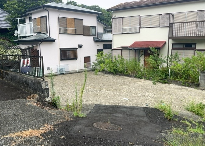 家を建てる場合、方位は要チェックです。現実的に日当たりのよい家ならばリビングは南側、建築基準法でも北側に当たる家への配慮は求められています。土地を見学に行く際は、方位磁針を持って行くようにしましょう。