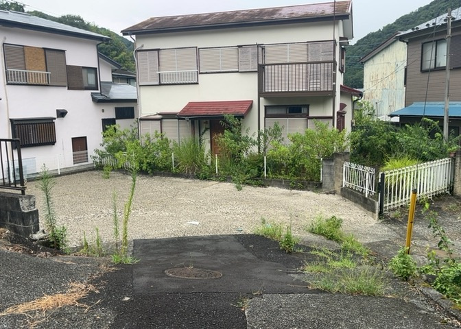 土地を買う際、住む地域の自治体や福祉の補助制度にも注目してみましょう。子供や老人の医療補助やゴミ出しのルールなど、自治体によってルールに大きな違いがあるため、暮らしやすい土地で判断するとよいでしょう。