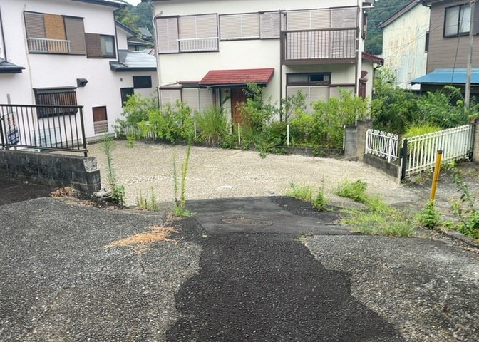 土地の前の道路に消火栓が設置されていることがあります。この場合、道路交通法第45条第1項により、駐車禁止の場所が指定されています。そのため、車庫などの駐車スペースをつくることができない場合があります。