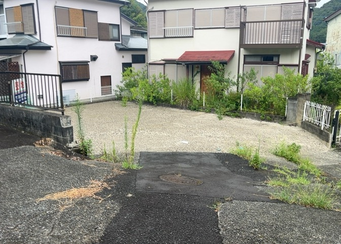 現地に行くなら、物件の周囲の地形がどうなっているかを見ることも大切です。周辺より低くなっている土地では、大雨などで水が集まりやすいため、地盤が弱くなっているということも考えられるため、注意が必要です。
