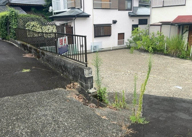 土地購入を検討されている場合、境界杭がない状態で購入してしまうと境界確定測量をする必要があり、費用がかかります。購入の前に、売主、隣土地所有者立ち合いのもと境界を確定し境界杭を設置するのがベストです。