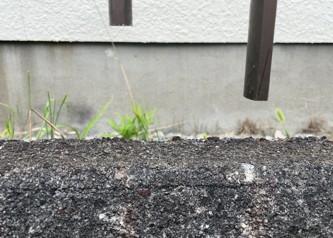 家を建てる場合、方位は要チェックです。現実的に日当たりのよい家ならばリビングは南側、建築基準法でも北側に当たる家への配慮は求められています。土地を見学に行く際は、方位磁針を持って行くようにしましょう。