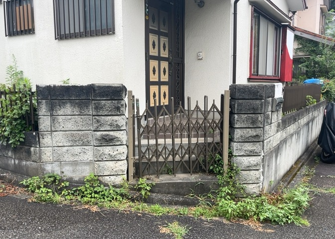 土地の前の道路に消火栓が設置されていることがあります。この場合、道路交通法第45条第1項により、駐車禁止の場所が指定されています。そのため、車庫などの駐車スペースをつくることができない場合があります。