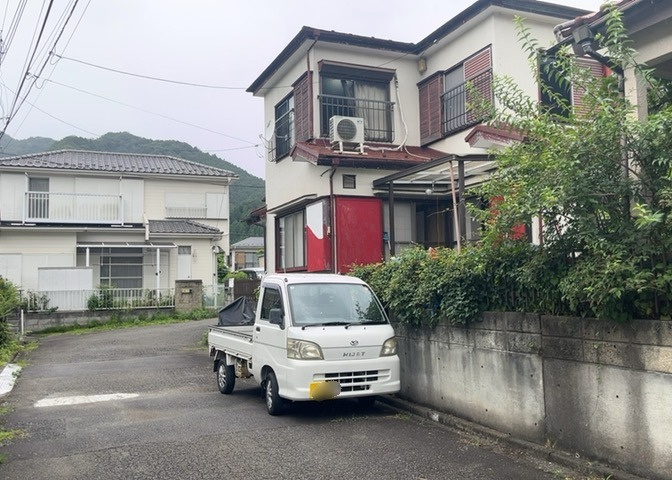 現地に行くなら、物件の周囲の地形がどうなっているかを見ることも大切です。周辺より低くなっている土地では、大雨などで水が集まりやすいため、地盤が弱くなっているということも考えられるため、注意が必要です。