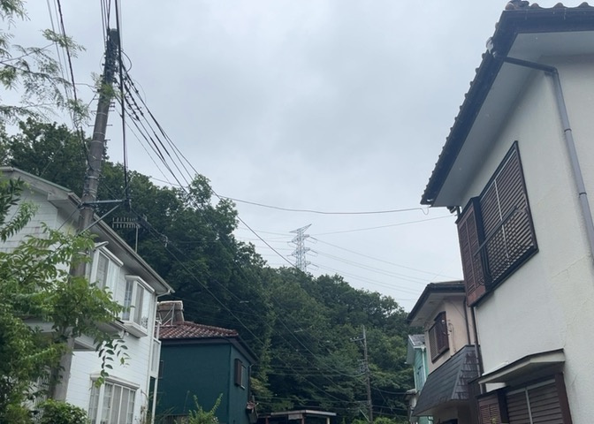 土地購入を検討されている場合、境界杭がない状態で購入してしまうと境界確定測量をする必要があり、費用がかかります。購入の前に、売主、隣土地所有者立ち合いのもと境界を確定し境界杭を設置するのがベストです。