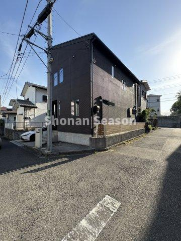 吹抜のリビングは、明るく開放感のある空間の中ゆったりと過ごせます♪　